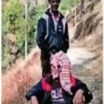 विकास के दावों पर सवाल, कई किमी पैदल चलकर बुजुर्ग को डोली से पहुंचाया अस्पताल