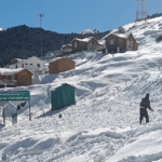 बर्फ पिघलने के बावजूद रोमांच बरकरार, औली में दो स्लोप पर होंगी नेशनल स्कीइंग प्रतियोगिताएं..