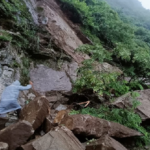 केदारनाथ पैदल मार्ग पर भूस्खलन और बोल्डर गिरने से यात्रा रुकी, सुरक्षा कारणों से आगे जाने पर रोक..