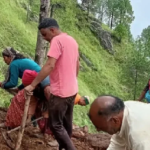 9 किमी की मजबूरी से परेशान ग्रामीणों ने उठाया फावड़ा, खुद सड़क बनाने का बीड़ा..