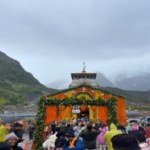 धुंध की चादर में केदारनगरी, फूलों की सजावट से और भव्य हुआ बाबा का दरबार..